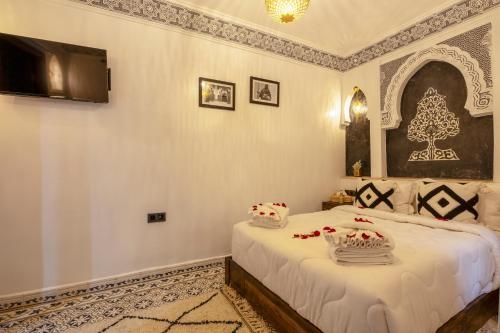 Letto o letti in una camera di Riad La Perle Bleue Marrakech