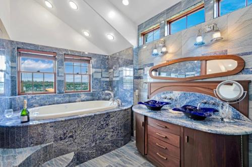 La salle de bains est pourvue d'une baignoire, d'un lavabo et d'une baignoire. dans l'établissement Emerald water vila in capital hill, à Seattle