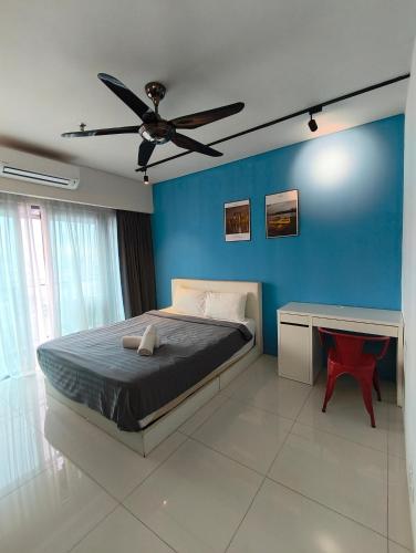 a bedroom with a bed and a ceiling fan at Summer Suites KLCC by CozyNest in Kuala Lumpur