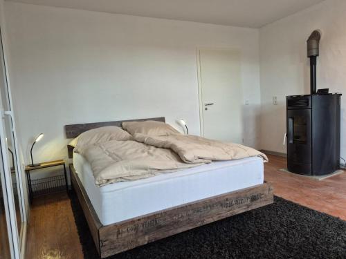 Ferienwohnung in Ürzig mit Moselblickにあるベッド