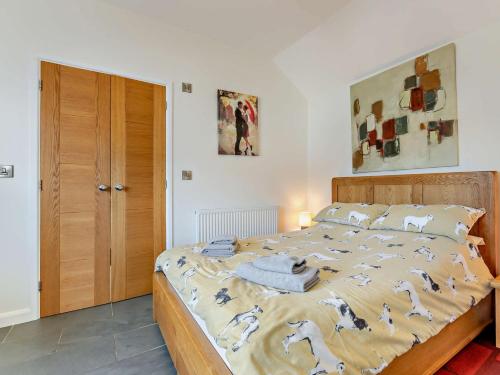 En eller flere senge i et værelse på 1 Bed in Clovelly 42182