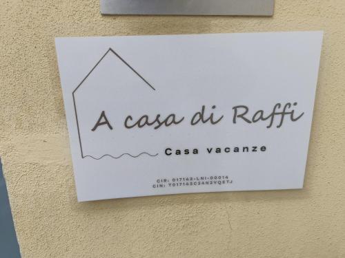 a sign on a wall that reads a casa at risk at A Casa di Raffi by Holiday World in Pisogne