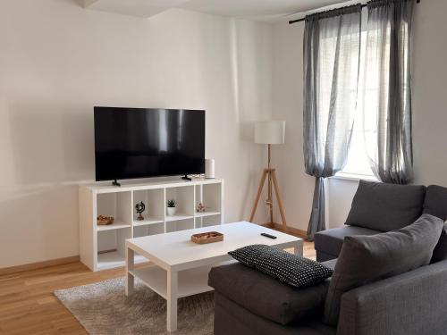 Iconic Central Historic 3BR - Balcony, WIFI & Netflix