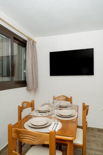 Μια τηλεόραση ή/και κέντρο ψυχαγωγίας στο Olivea Residence by A&D Properties