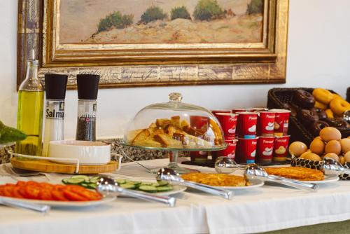 een buffet van eten op een tafel met een bord eten bij La Casona de Yaiza I Hotel Emblematico in Yaiza