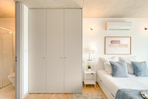 Ένα ή περισσότερα κρεβάτια σε δωμάτιο στο Premium Apartments with Balcony, Pool & Garage by HostWise