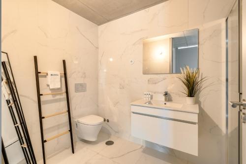 Ένα μπάνιο στο Premium Apartments with Balcony, Pool & Garage by HostWise