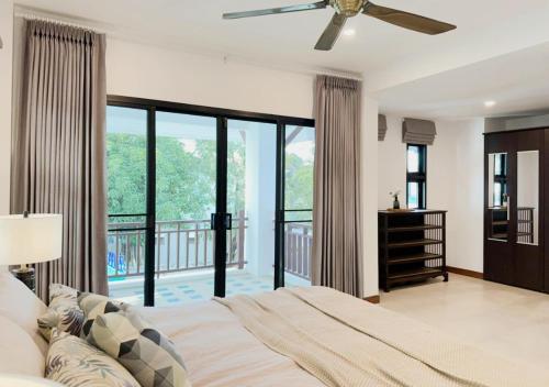 Ένα ή περισσότερα κρεβάτια σε δωμάτιο στο 3 Bedroom Renovated Villa 3 minutes to the beach