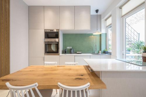 Modern 1BR in Exarchia l Green-View Balcony