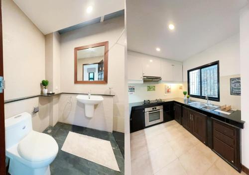 Η κουζίνα ή μικρή κουζίνα στο 3 Bedroom Renovated Villa 3 minutes to the beach