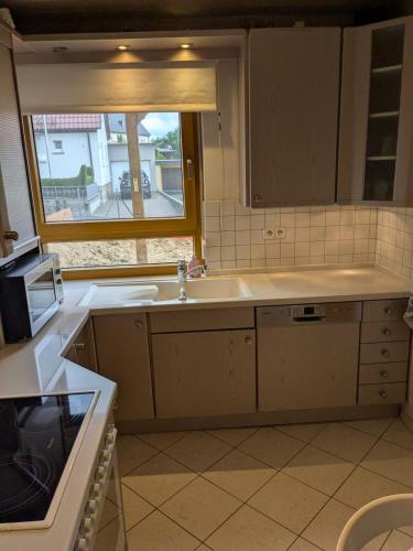 Kuchyň nebo kuchyňský kout v ubytování Apartment Seewiese Giebelstadt near DAA, A3, A7, A81