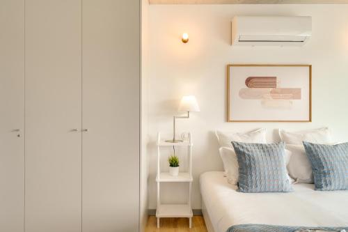 Ένα ή περισσότερα κρεβάτια σε δωμάτιο στο Premium Apartments with Balcony, Pool & Garage by HostWise