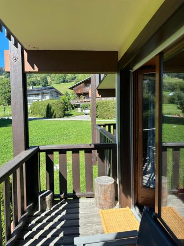 a screened porch with a view of a green field at standing 4 étoiles in Demi-Quartier
