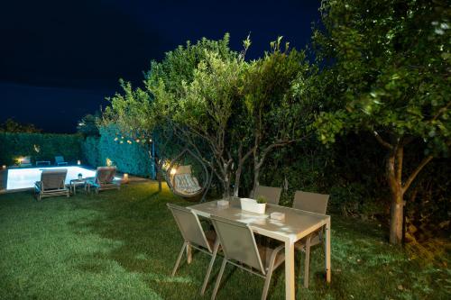 Κήπος έξω από το Olivea Residence by A&D Properties