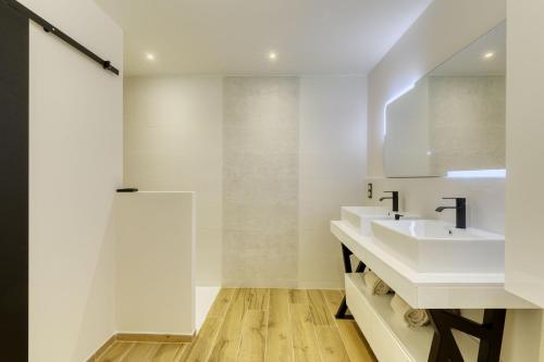 ein Badezimmer mit zwei Waschbecken und einem Spiegel in der Unterkunft Chambre d'hôtes avec jacuzzi proche Saint Tropez in Plan-de-la-Tour