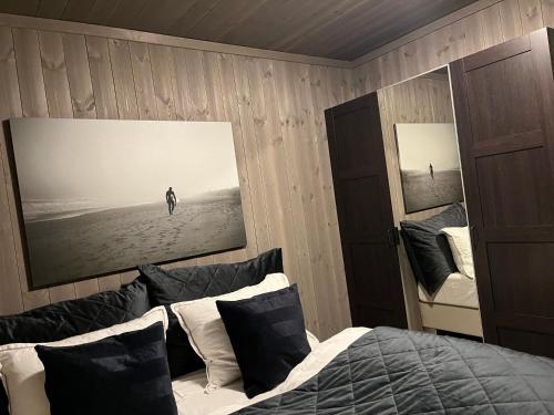 Un dormitorio con una cama con un cuadro en la pared. en Brand new house close 2 Skiresort, en Hemsedal
