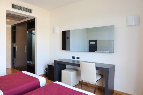 Una cama o camas en una habitación de Raya Hotel