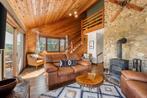 Ruang duduk di Family-Friendly Cabin with Heated Pool & Sauna