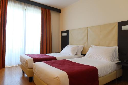Una cama o camas en una habitación de Raya Hotel