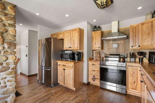 Dapur atau dapur kecil di Family-Friendly Cabin with Heated Pool & Sauna