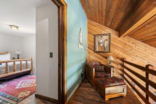 Katil atau katil-katil dalam bilik di Family-Friendly Cabin with Heated Pool & Sauna
