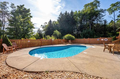Kolam renang di atau dekat dengan Family-Friendly Cabin with Heated Pool & Sauna