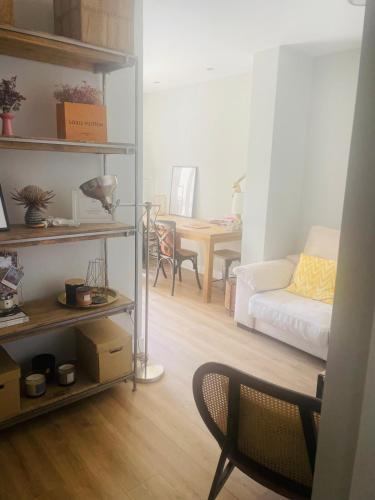 Lovely bedroom in downtown Only for girls