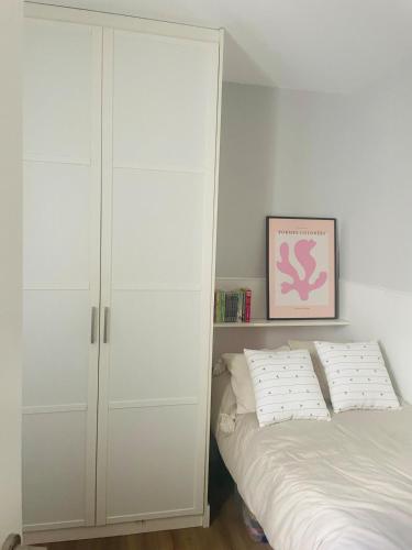 Lovely bedroom in downtown Only for girls