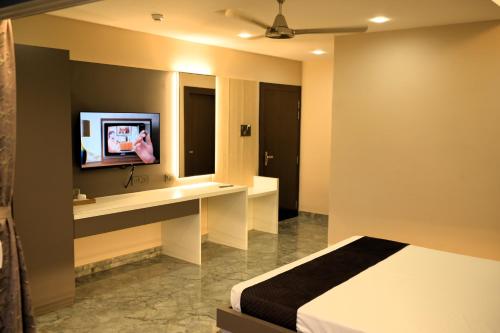 TV a/nebo společenská místnost v ubytování RED RIVERA- a luxe Inn
