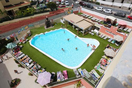 an overhead view of a swimming pool at a resort at Apartamentos Amazonas in Playa del Ingles