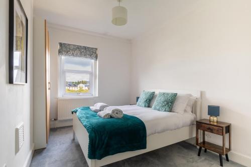 Katil atau katil-katil dalam bilik di Refurbished Modern 2BD Flat Lower Oldfield Park