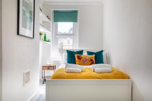 Katil atau katil-katil dalam bilik di Refurbished Modern 2BD Flat Lower Oldfield Park