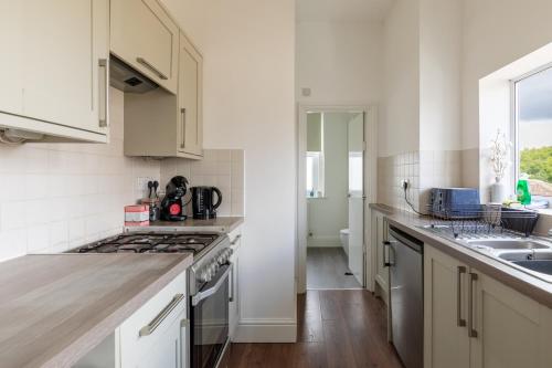 Dapur atau dapur kecil di Refurbished Modern 2BD Flat Lower Oldfield Park