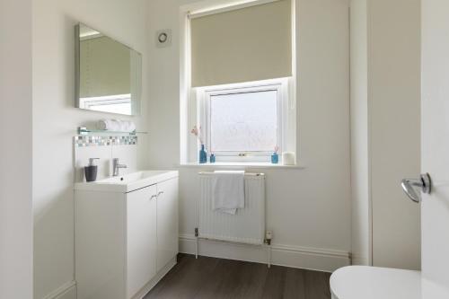 Bilik mandi di Refurbished Modern 2BD Flat Lower Oldfield Park