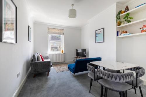 Ruang duduk di Refurbished Modern 2BD Flat Lower Oldfield Park