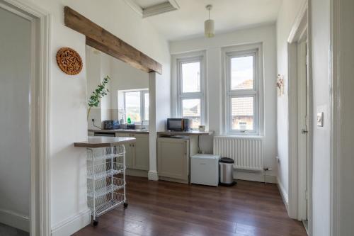 Dapur atau dapur kecil di Refurbished Modern 2BD Flat Lower Oldfield Park