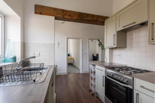 Dapur atau dapur kecil di Refurbished Modern 2BD Flat Lower Oldfield Park