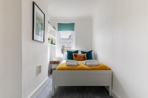 Katil atau katil-katil dalam bilik di Refurbished Modern 2BD Flat Lower Oldfield Park
