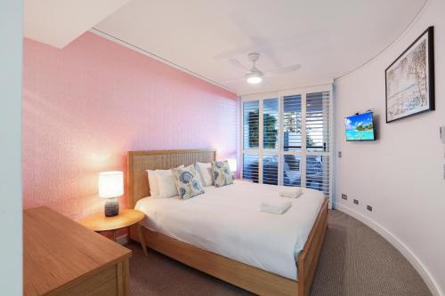 Ένα ή περισσότερα κρεβάτια σε δωμάτιο στο C Bargara Resort