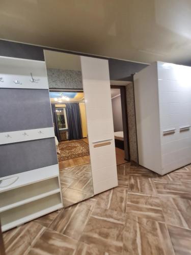 a room with white cabinets and a mirror at 4 Кімнатні Апартаменти в Центрі, вул Незалежності, 5 in Luts'k