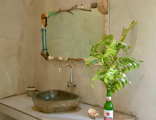 Bilik mandi di Slow Loris Cabin