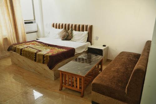 Katil atau katil-katil dalam bilik di Satyam Guest House