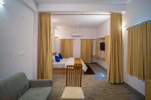 TV a/nebo společenská místnost v ubytování Devdarshan Hotel & Restaurant