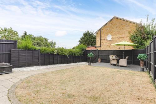 Taman di luar Barefoot & Board Stevenage