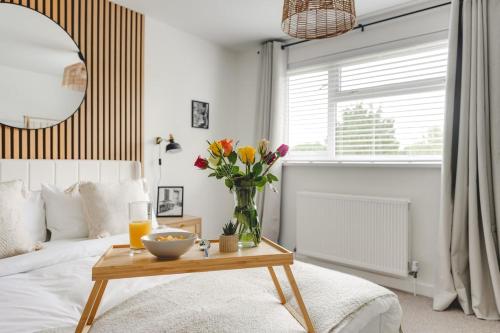 Katil atau katil-katil dalam bilik di Barefoot & Board Stevenage