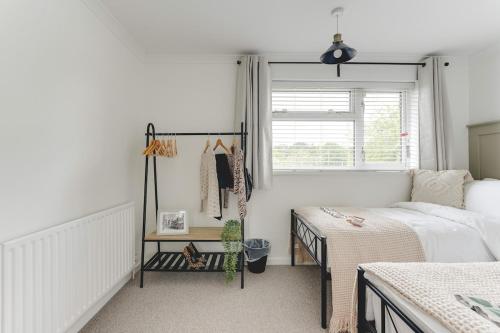 Katil atau katil-katil dalam bilik di Barefoot & Board Stevenage