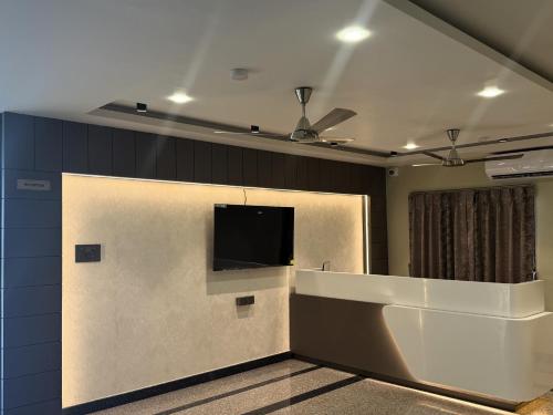 TV a/nebo společenská místnost v ubytování RED RIVERA- a luxe Inn