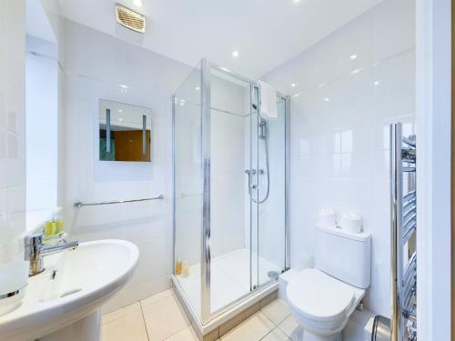 Ένα μπάνιο στο Modern 2 & 3 Bedroom Apartments with Parking, Near Headington Hospitals & Oxford Brookes