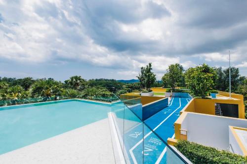 Πισίνα στο ή κοντά στο Beachside 1 BR apartment by NLA