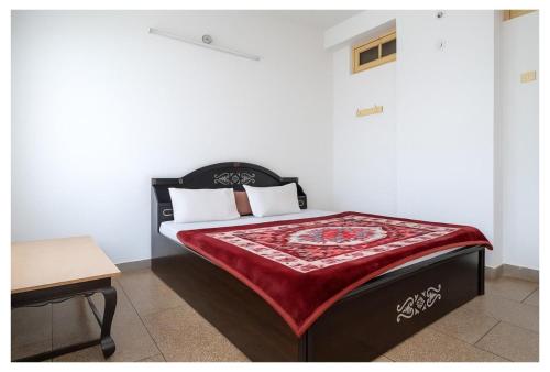 Postel nebo postele na pokoji v ubytování Devdarshan Hotel & Restaurant